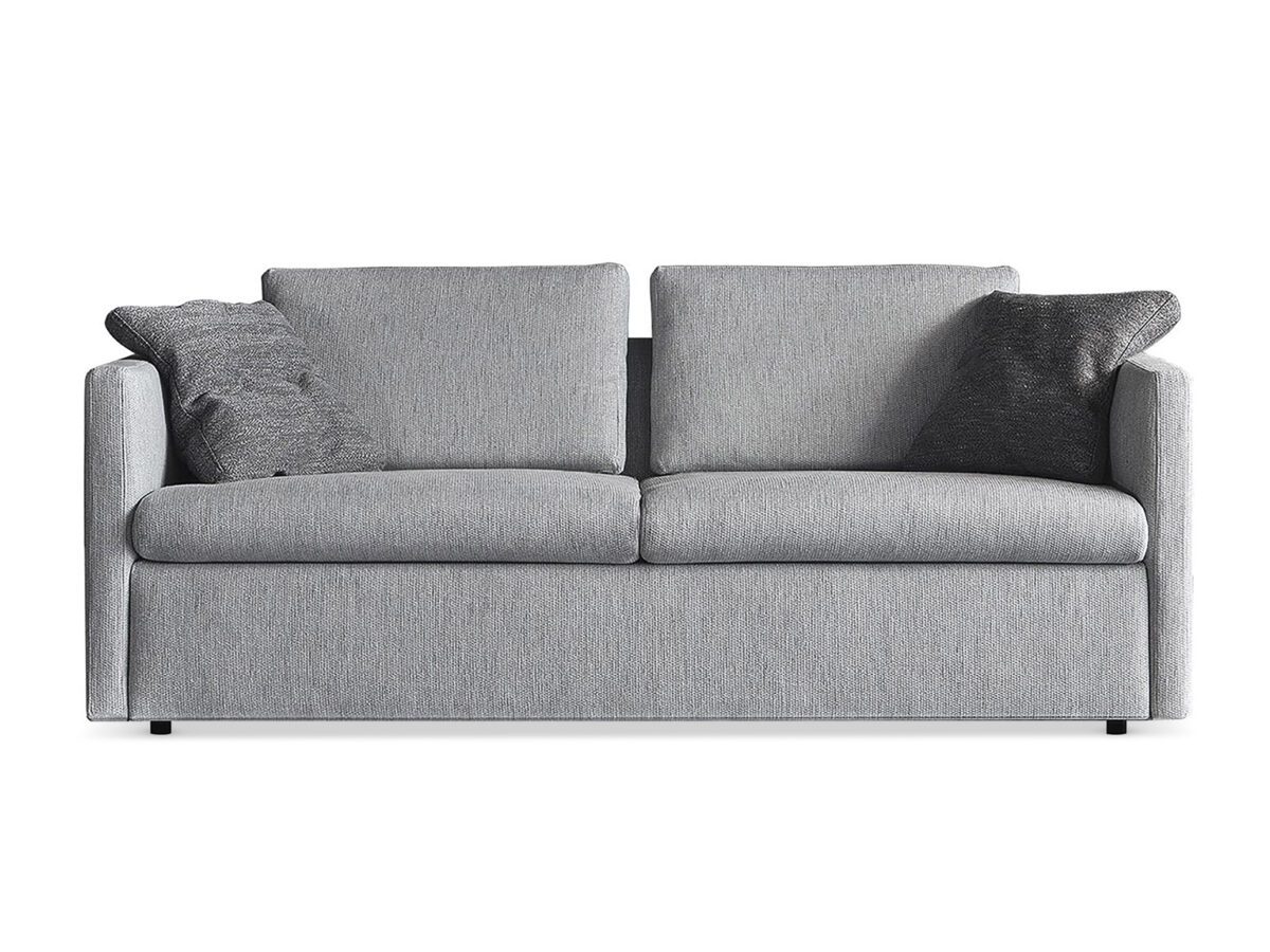 Tänzerin im Sprung mit wallendem Kleid - ausdrucksstarke Schwarzweiß-Fotografie voller Bewegung und Eleganz.