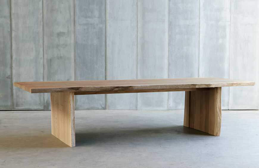 Eleganter Altartisch im klassischen Herrenhaus-Stil mit edler Verarbeitung.