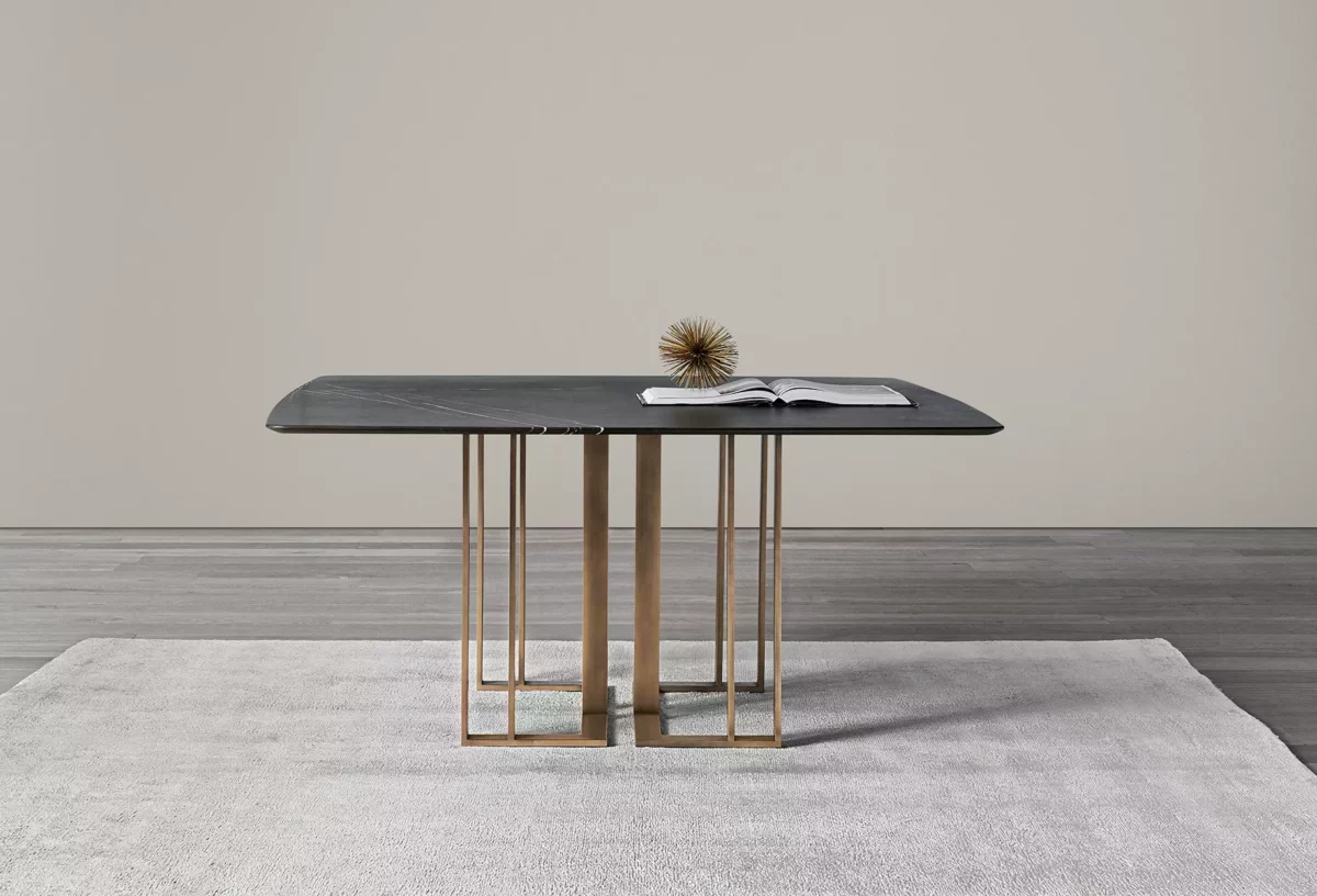 Eleganter Charlie Esstisch von Meridiani mit modernem Design für stilvolle Wohnräume.