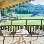 Moderner Dirigani Tizi Stuhl mit elegantem Tisch-Set für stilvolles Wohnen.