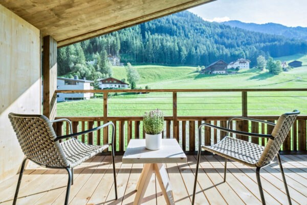 Moderner Dirigani Tizi Stuhl mit elegantem Tisch-Set für stilvolles Wohnen.