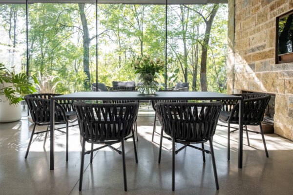 Eleganter Drigani Drop 17 Designstuhl mit geschwungener Sitzschale in modernem Design.