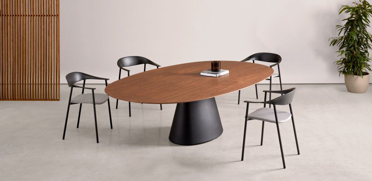 Moderner Inclass Holz-Esstisch mit elegantem Design für stilvolles Esszimmer.