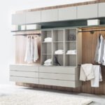 Hochwertiger maßgefertigter Ankleideraum von Sudbrock mit elegantem Design und praktischen Aufbewahrungslösungen.