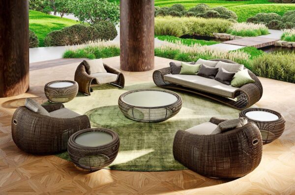 Elegantes Croissant Sofa aus geflochtenem Rattan von Designer Kenneth Cobonpue.