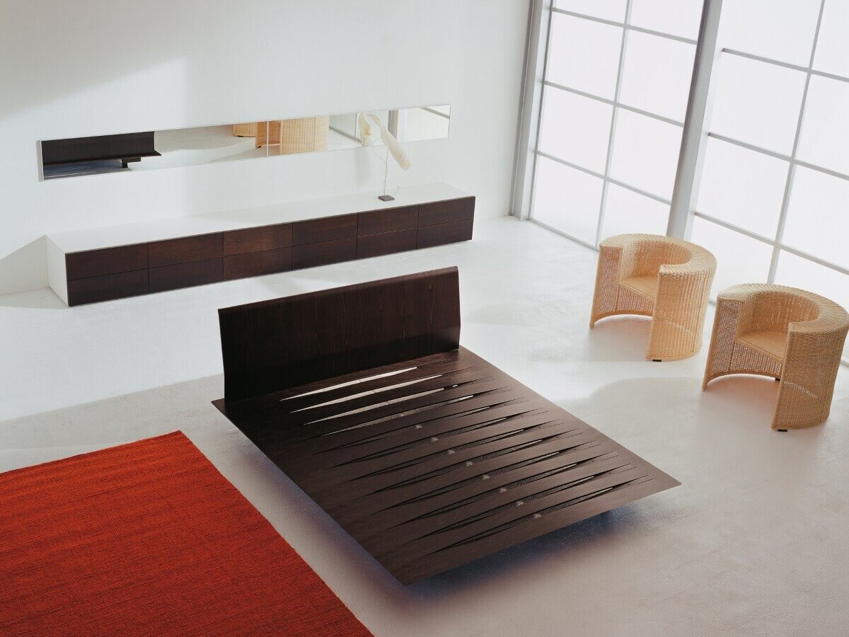 Elegantes Designerbett Sottiletto 5 von Horm mit minimalistischem Rahmen und zeitloser Ästhetik.