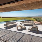 Elegantes Ethimo Grand Life Outdoor-Sofa mit hochwertigen Polstern für luxuriöse Gartenmöbel.