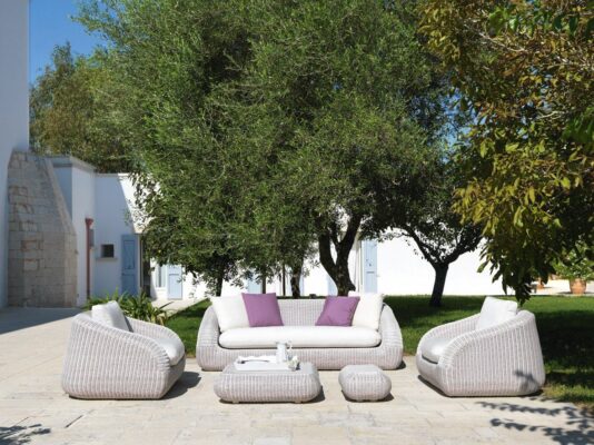 Elegantes Ethimo Porma Outdoor-Sofa für stilvolle Gartenmöblierung und entspannte Stunden im Freien.