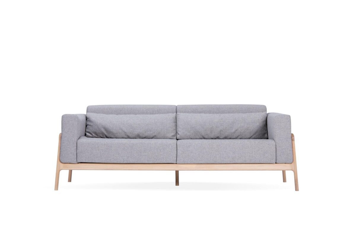Elegantes Gazzda Fawn Sofa mit hellem Stoffbezug und filigranen Holzbeinen für moderne Wohnräume.