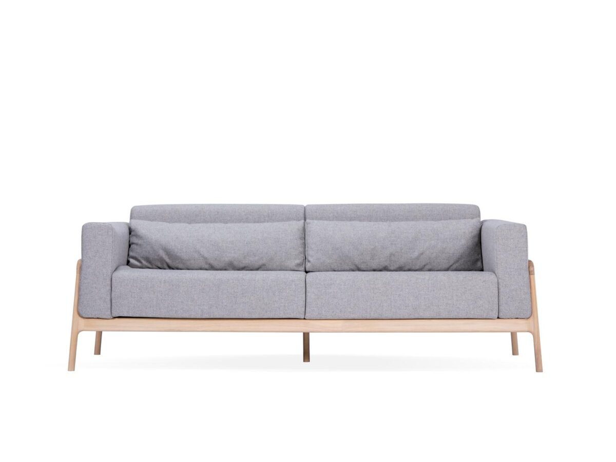 Elegantes Gazzda Fawn Sofa mit hellem Stoffbezug und filigranen Holzbeinen für moderne Wohnräume.