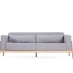 Elegantes Gazzda Fawn Sofa mit hellem Stoffbezug und filigranen Holzbeinen für moderne Wohnräume.