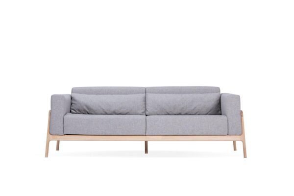 Elegantes Gazzda Fawn Sofa mit hellem Stoffbezug und filigranen Holzbeinen für moderne Wohnräume.