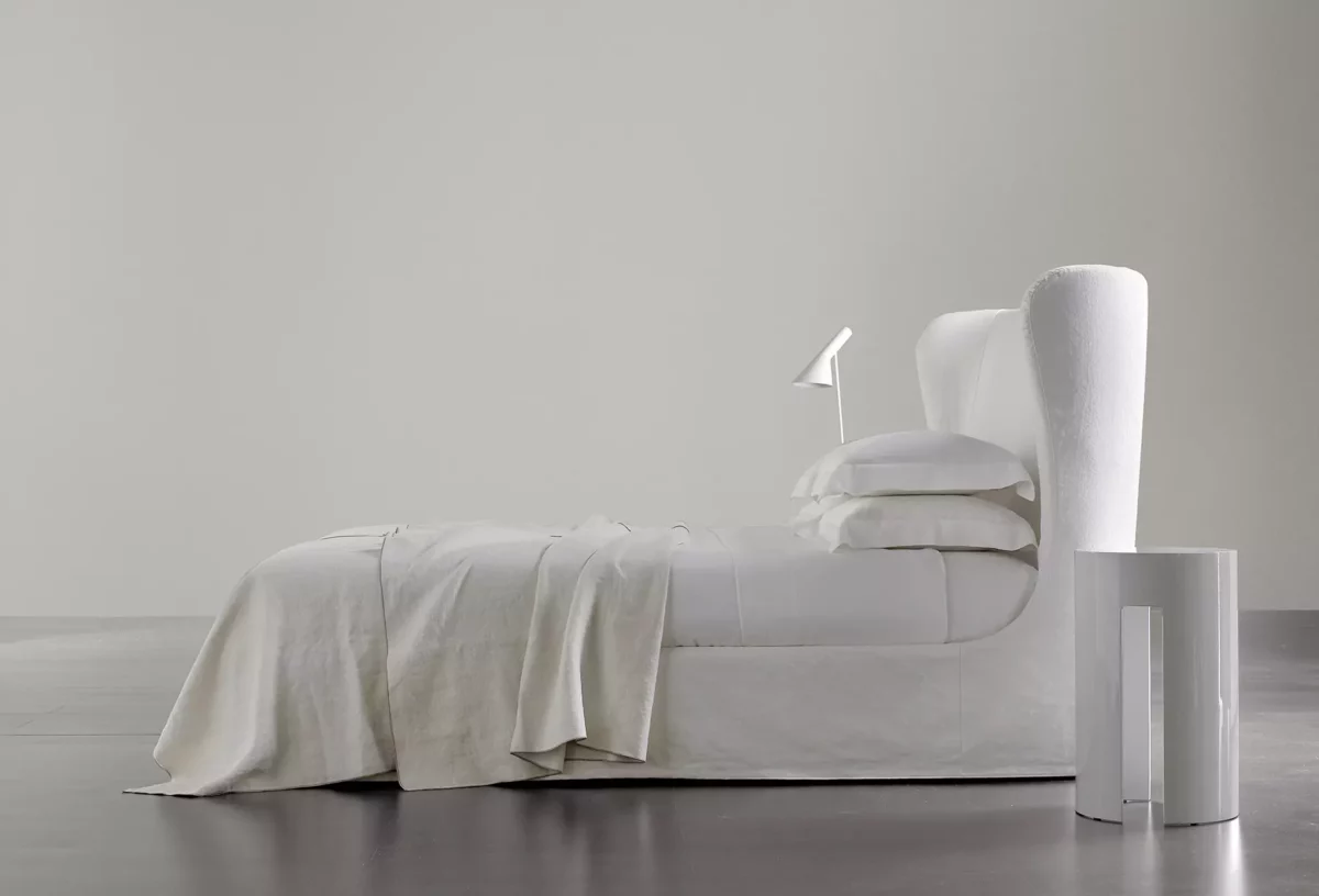 Elegantes Lauren Designerbett von Meridiani mit gepolstertem Kopfteil in zeitlosem Design.