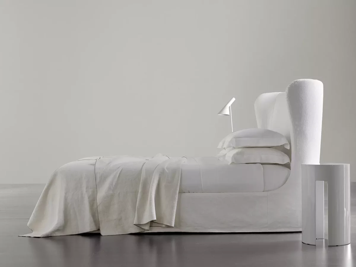 Elegantes Lauren Designerbett von Meridiani mit gepolstertem Kopfteil in zeitlosem Design.