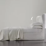 Elegantes Lauren Designerbett von Meridiani mit gepolstertem Kopfteil in zeitlosem Design.