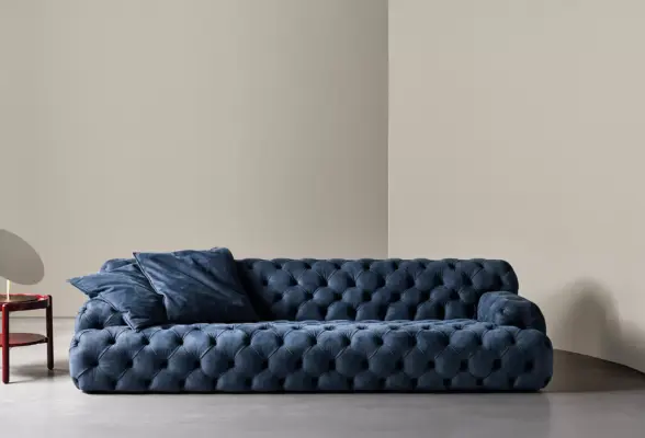 Elegantes Meridiani Norton Capitonné-Sofa mit gesteppter Polsterung in luxuriösem Design.