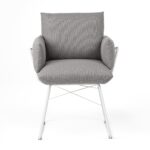 Elegantes Wohnzimmer mit warmem Licht, modernem Sofa und geschmackvoller Einrichtung.