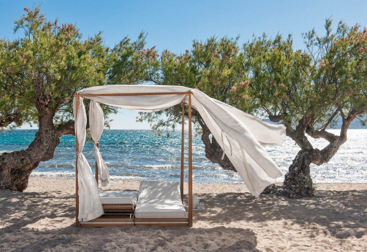 Ethimo Essenza Outdoor-Sofa aus Teakholz mit beigen Kissen für elegante Gartenlounges