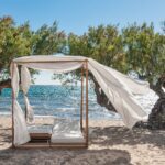 Ethimo Essenza Outdoor-Sofa aus Teakholz mit beigen Kissen für elegante Gartenlounges