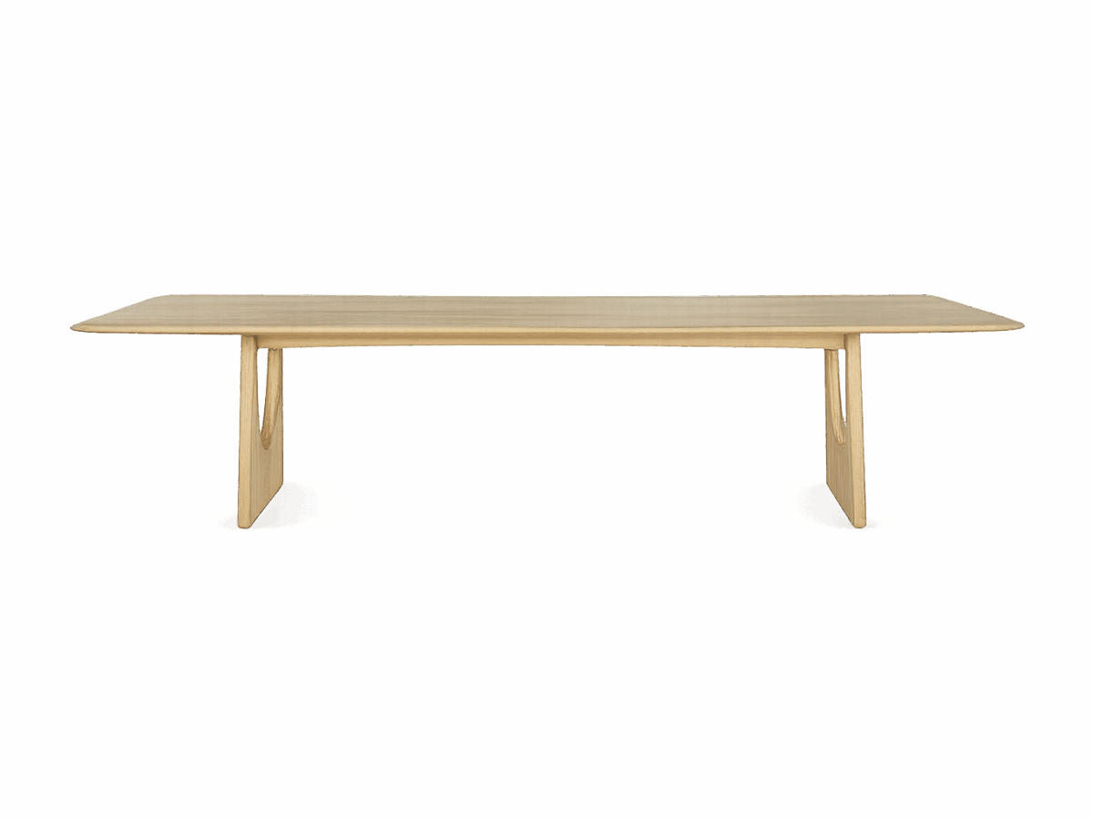 Ethnicraft Geometric Esstisch mit schwarzem Metallgestell und massiver Eichenholzplatte im minimalistischen Design.