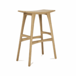 Ethnicraft Oslo Barhocker mit hellem Holzgestell und grauer Polsterung im skandinavischen Stil.