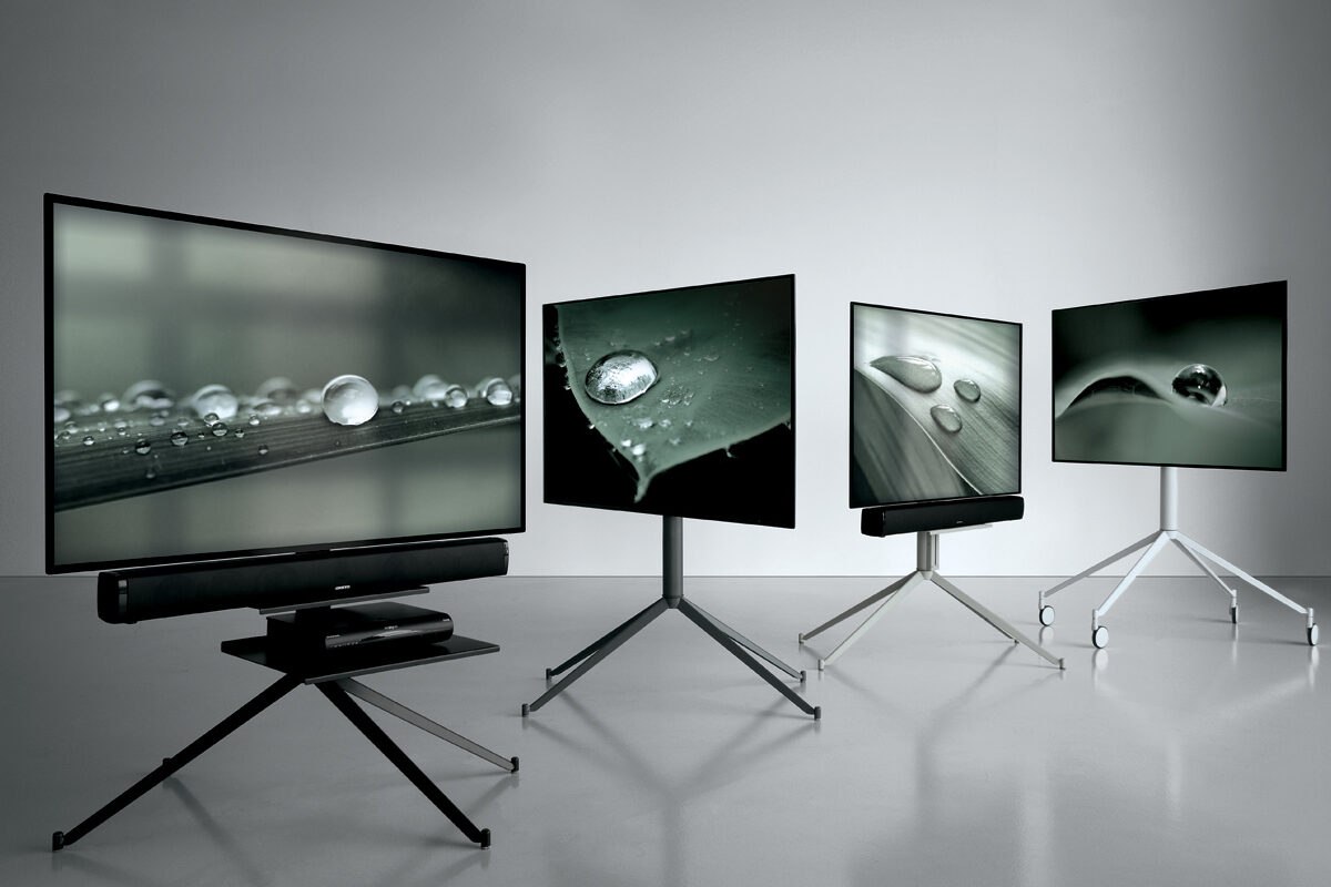 Höhenverstellbarer TV-Ständer Extendo Apollo 7 für flexible Fernsehpositionierung im modernen Wohnraum.