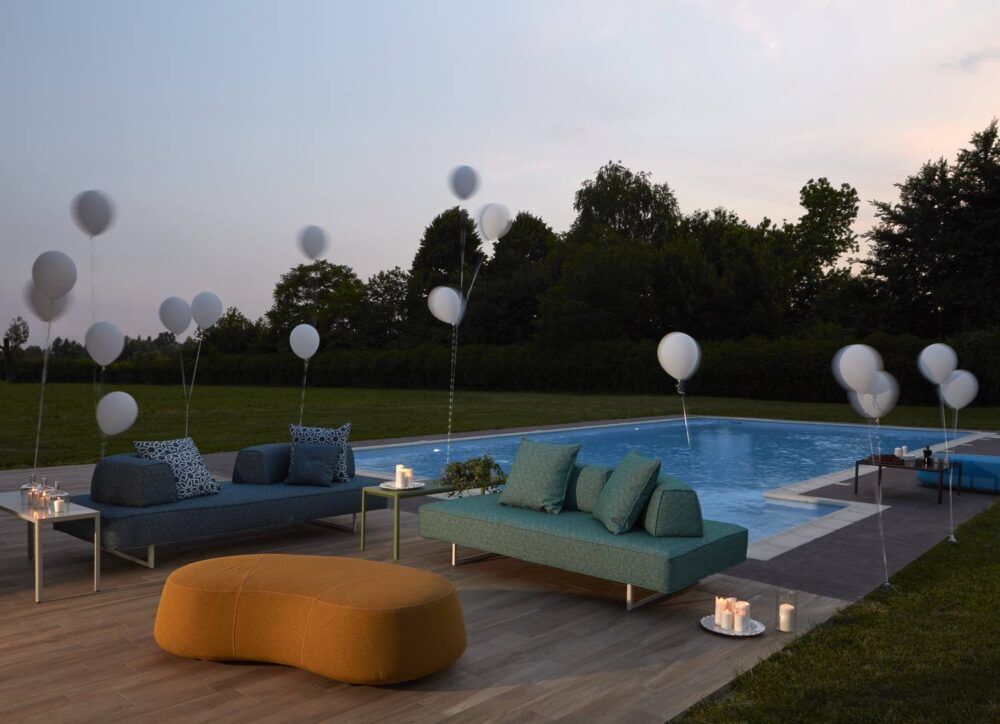 Fliegende Sofa-Bühne schwebt spektakulär über italienischem Publikum bei einzigartiger Theateraufführung.