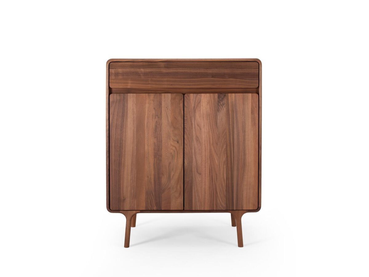 Gazzda Fawn Kommode mit drei Schubladen aus hellem Eichenholz im skandinavischen Design.