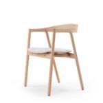 Gazzda Muna Holzstuhl mit elegant geschwungener Rückenlehne im skandinavischen Design.