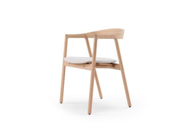 Gazzda Muna Holzstuhl mit elegant geschwungener Rückenlehne im skandinavischen Design.