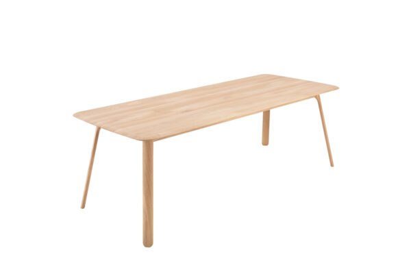 Gazzda Teska Esstisch aus massiver Eiche mit schlanken Beinen und minimalistischem skandinavischen Design.