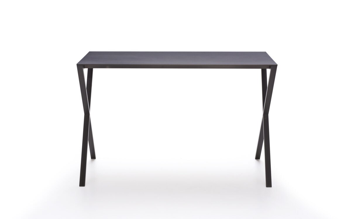 Person spielt entspannt mit Controller auf gemütlicher Couch im modernen Wohnzimmer.