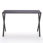 Person spielt entspannt mit Controller auf gemütlicher Couch im modernen Wohnzimmer.