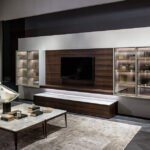 Moderner Giellesse Messestand mit eleganter Produktpräsentation auf der Mailänder Messe.