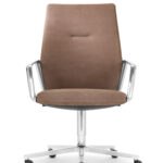 Ergonomischer Bürodrehstuhl Eyla von Girsberger mit verstellbarer Rückenlehne und Armlehnen für optimalen Sitzkomfort.