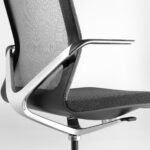 Ergonomischer Bürodrehstuhl Linq von Girsberger mit flexibler Rückenlehne und modernem Design.