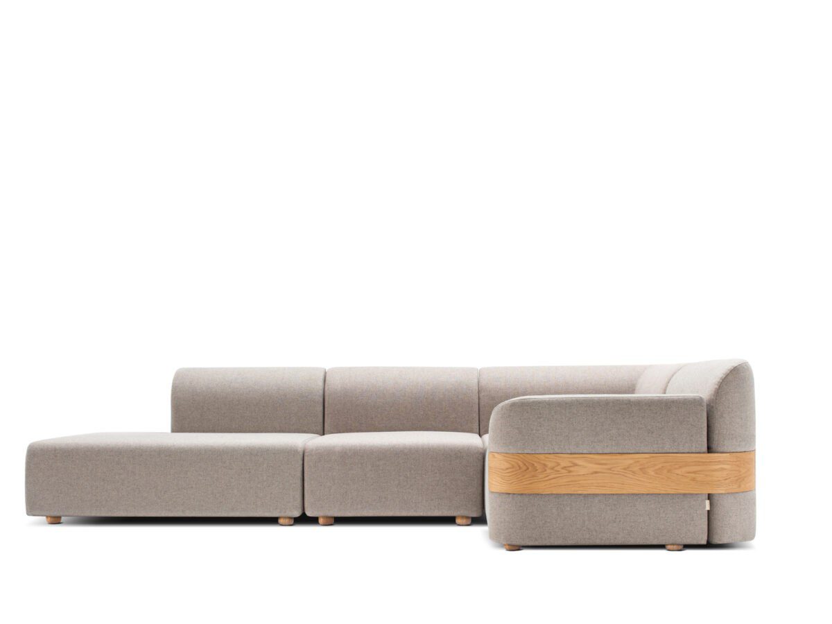Graues Gazzda Hug Sofa mit Holzbeinen im skandinavischen Stil für moderne Wohnzimmer.
