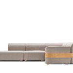 Graues Gazzda Hug Sofa mit Holzbeinen im skandinavischen Stil für moderne Wohnzimmer.