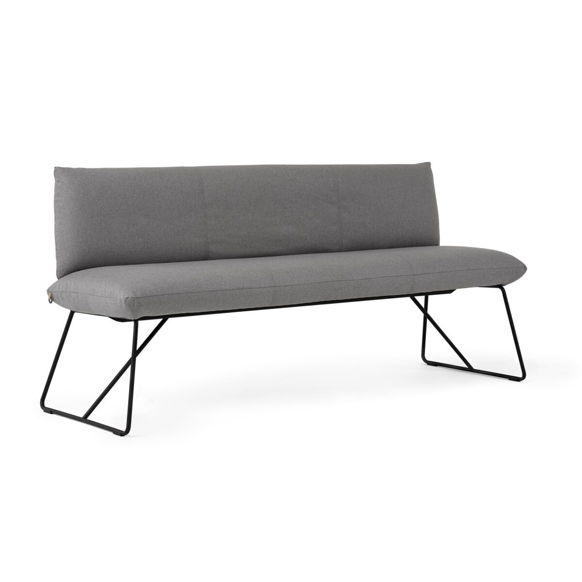 Helles modernes Wohnzimmer mit grauem Sofa, Holzmöbeln und großen Fenstern.