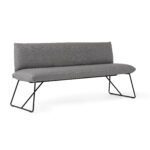 Helles modernes Wohnzimmer mit grauem Sofa, Holzmöbeln und großen Fenstern.