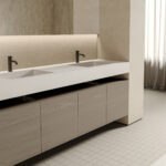 Historisches Doppeldecker-Flugzeug fliegt über die roten Felsen von Moab, Utah.