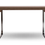 CH110 Schreibtisch aus geöltem Walnussholz mit eleganten Edelstahlbeinen im skandinavischen Design.