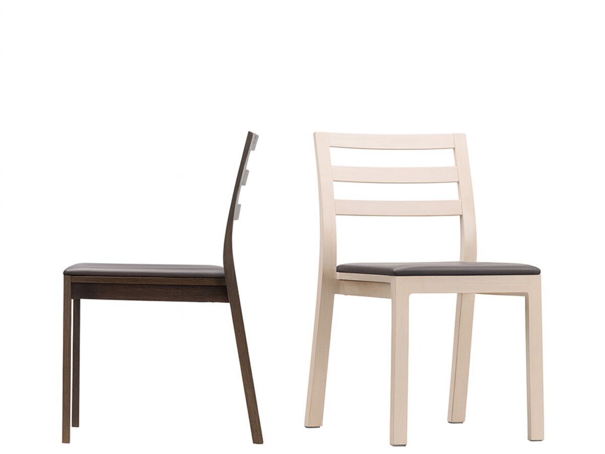 Moderner Hussl St10 Designstuhl aus Holz mit ergonomischer Rückenlehne und zeitlosem skandinavischen Design.