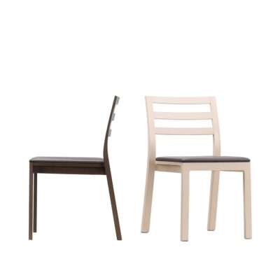 Moderner Hussl St10 Designstuhl aus Holz mit ergonomischer Rückenlehne und zeitlosem skandinavischen Design.