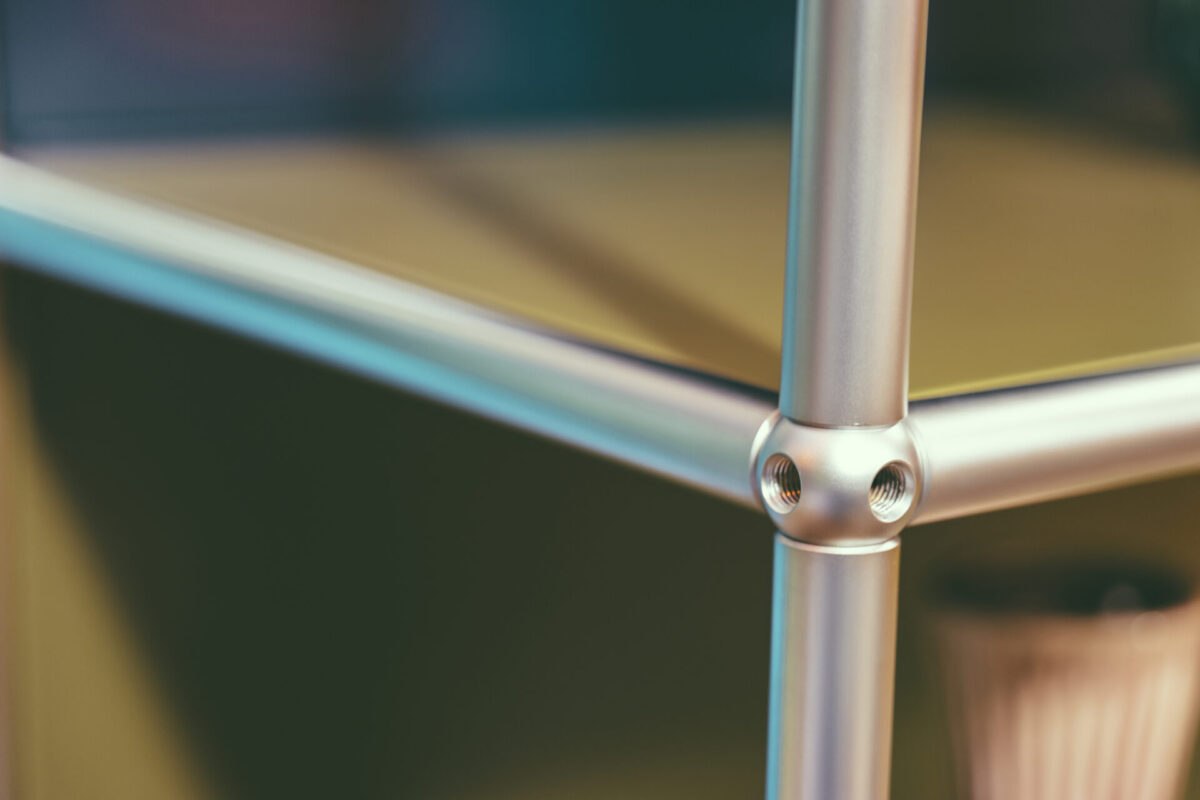 Konektra Matt Alu 32 - Stabiles Profi-Aluminiumgerüst für sichere Höhenarbeiten auf Baustellen.