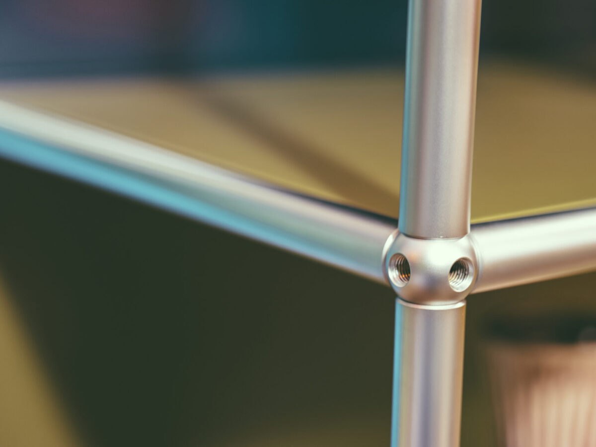 Konektra Matt Alu 32 - Stabiles Profi-Aluminiumgerüst für sichere Höhenarbeiten auf Baustellen.