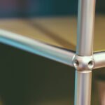 Konektra Matt Alu 32 - Stabiles Profi-Aluminiumgerüst für sichere Höhenarbeiten auf Baustellen.