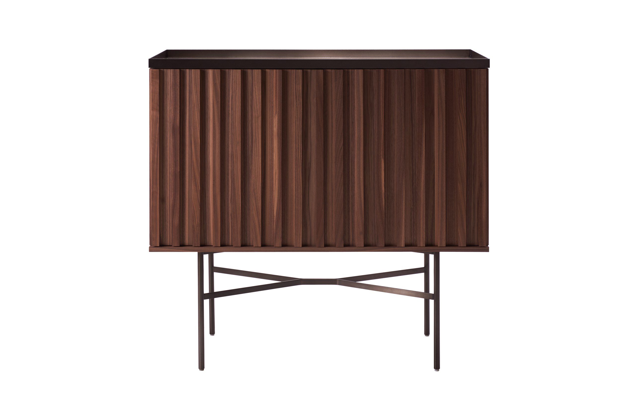 Künstler Harri Gross beim konzentrierten Malen eines Gemäldes in seinem Atelier.