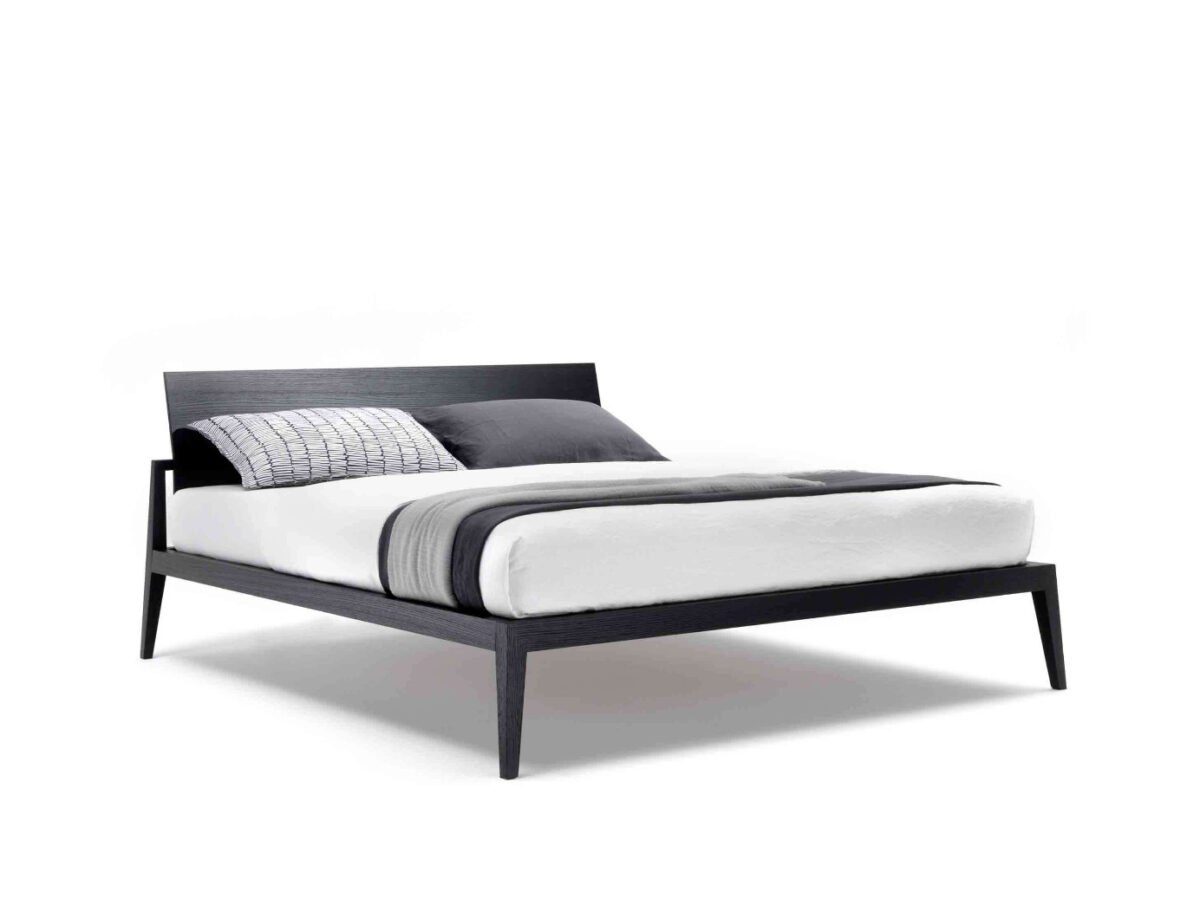 Modernes Polsterbett Theo von Lema mit elegantem Kopfteil für stilvolles Schlafzimmer-Design.