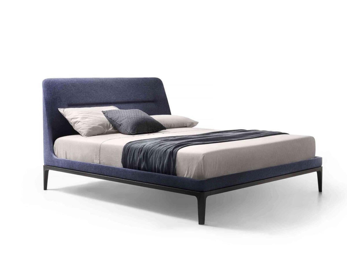 Elegantes viktorianisches Doppelbett von Lema mit gepolstertem Kopfteil für stilvolle Schlafzimmer.